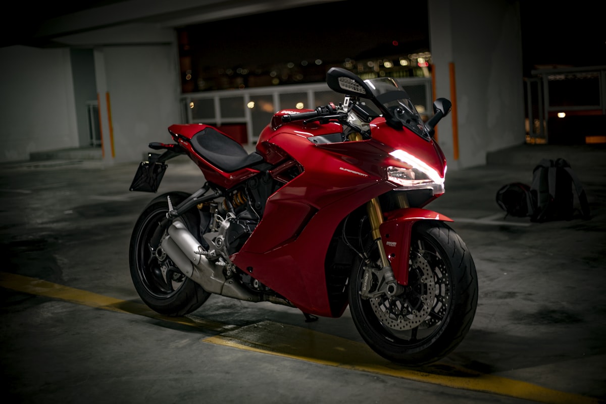 Motocicleta, referência a motonetas e motos